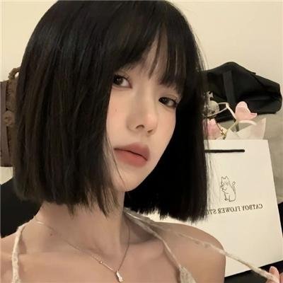 戴流苏耳环的少女